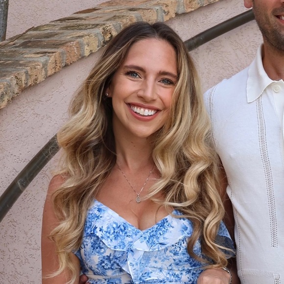 Meet your Posher, Jessica - Picture 2 of 2